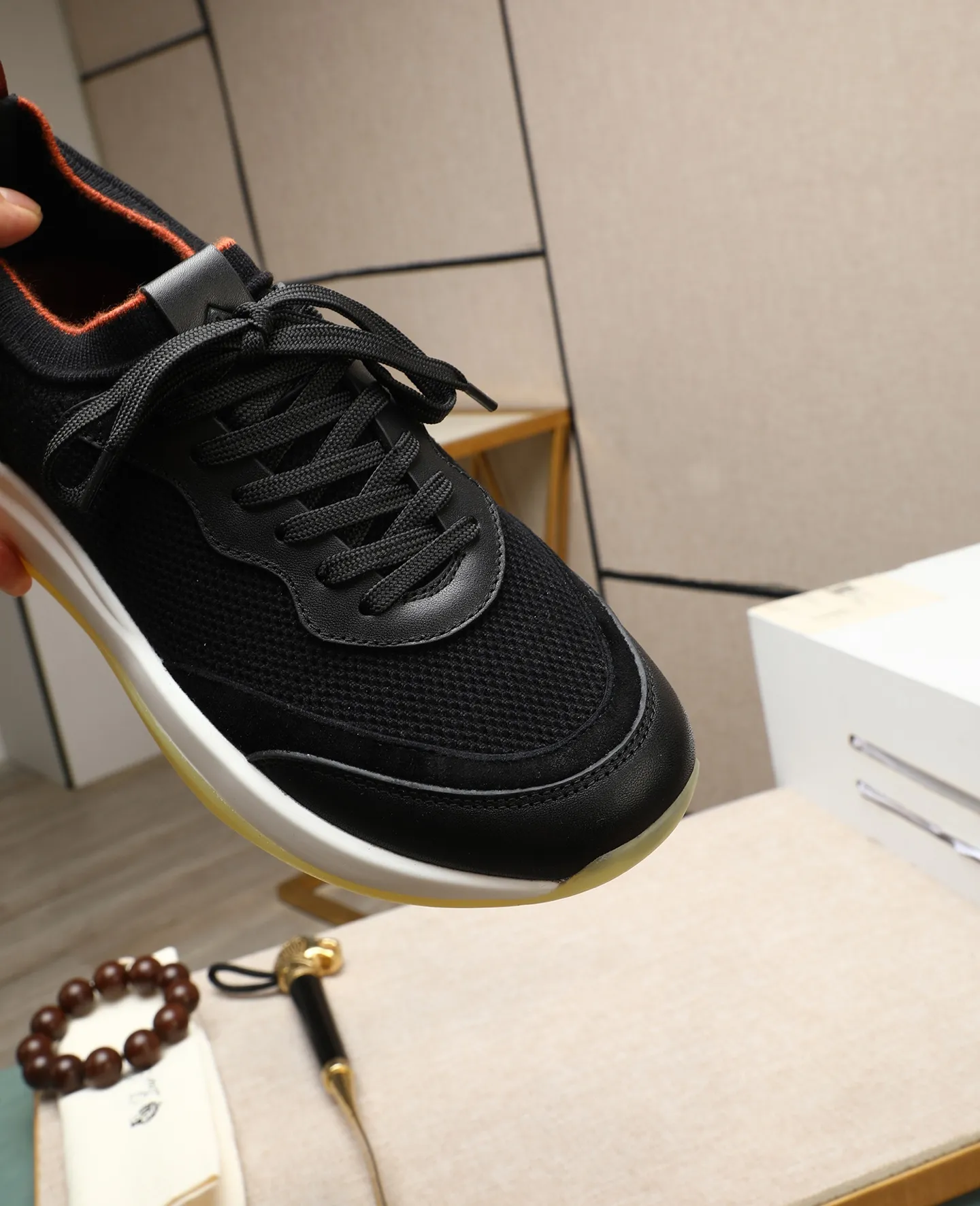 Men's shoes 💰620 🔥𝐥𝐨𝐫𝐨 𝐏𝐢𝐚𝐧𝐚 lp classic loafers, an Italian treasure brand, the only brand that can match Hermès! Only after wearing it do we realize that we can’t live up to our feet. The upper is made of imported first-layer cowhide with breathable fly-knit fabric, water-dyed cowhide foot pads, and the official original glass rubber outsole and pendant. Exclusive original packaging (tag ➕ brand paper ➕ outer box ➕ hand bag) code number: 38-44. Can be customized 45-46